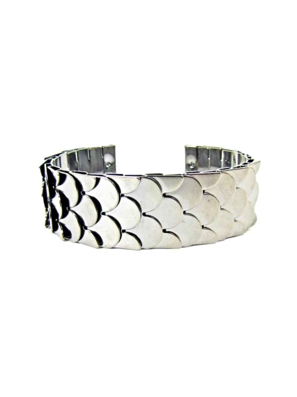 Silver fashion metal cuff bracelet with layered scallop design .80" wide